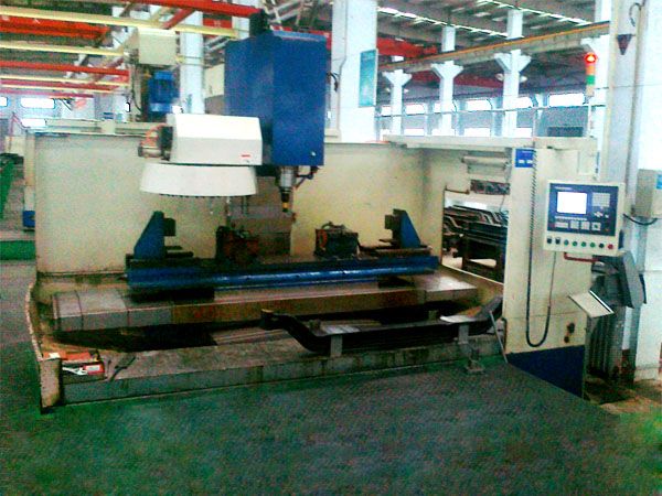 前軸(zhou)十(shi)孔(kong)加工(gong)專(zhuān)(zhuan)用(yong)立(li)式(shi)加工(gong)